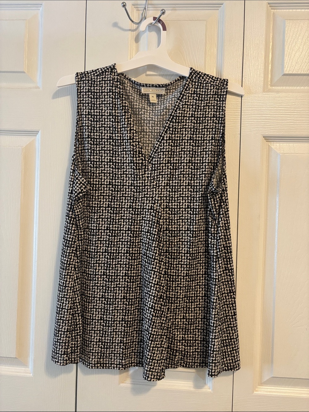 Black & White Patterned Sleeveless V-Neck Tunic